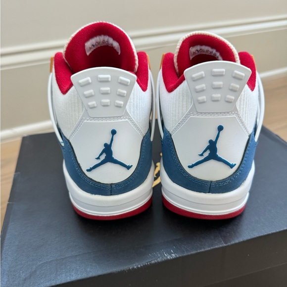 Brand new Grade school Jordan 4 MESSY ROOM w/extra laces and OG BOX - Picture 10 of 11